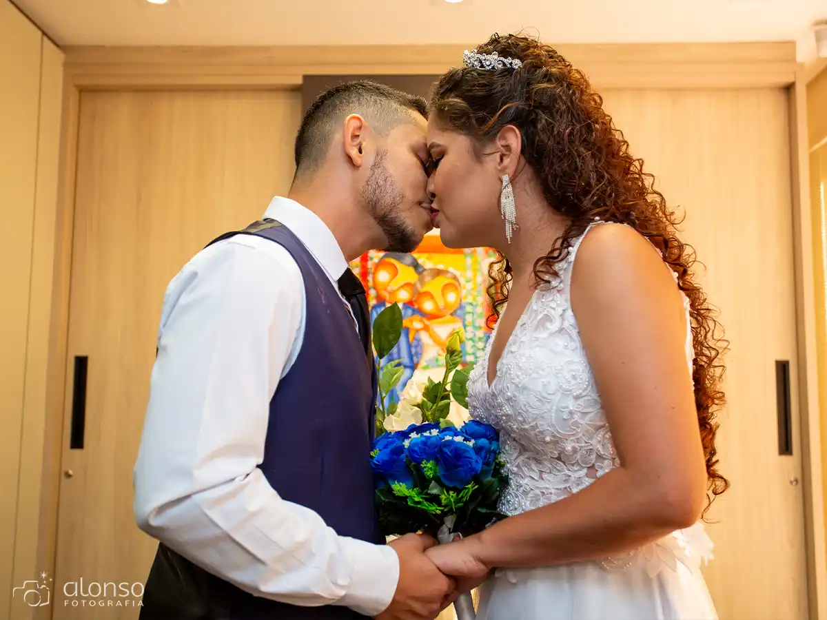 beijo casamento no cartório da trindade