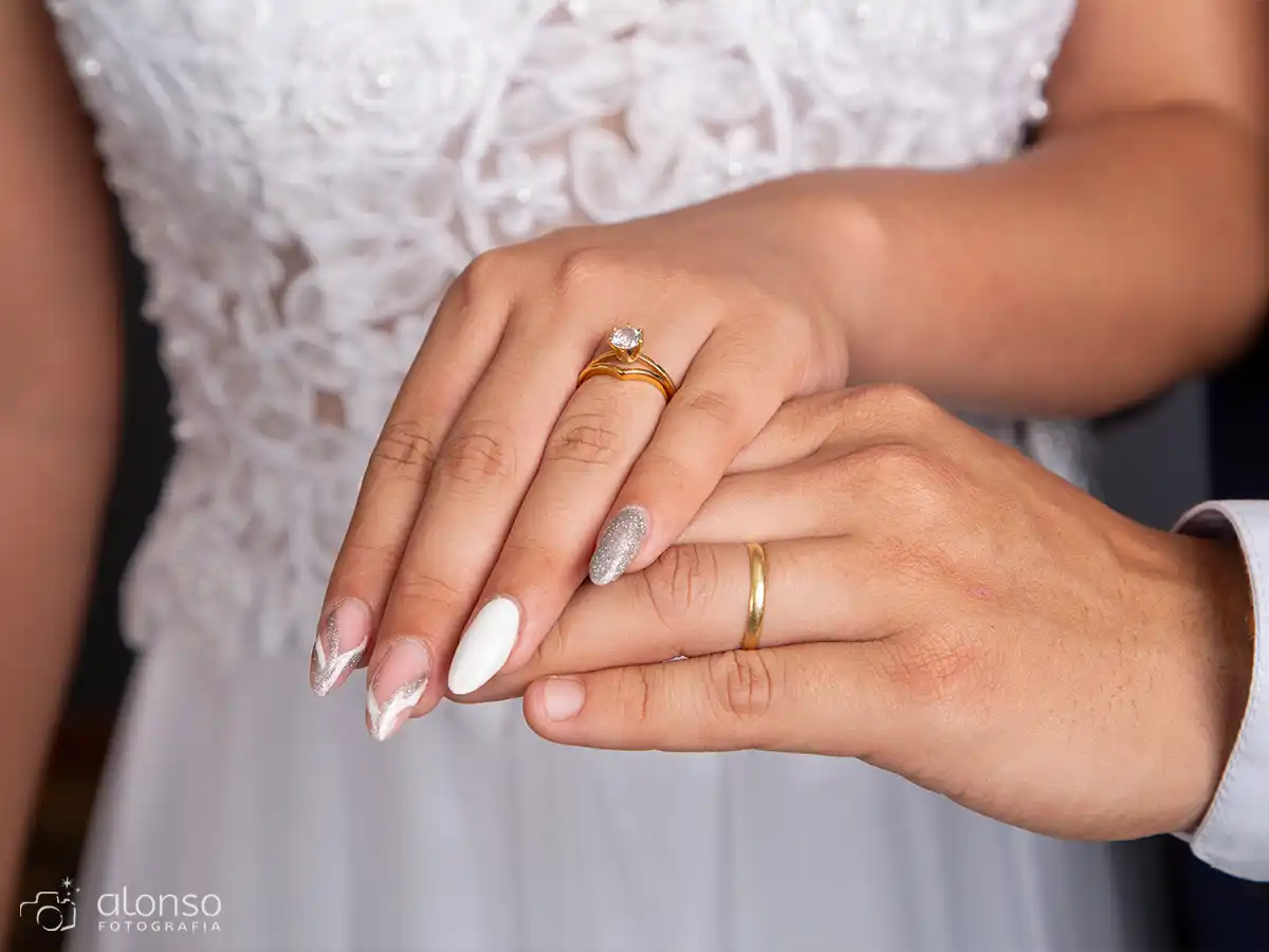 foto casamento em estúdio detalhe das mãos com alianças