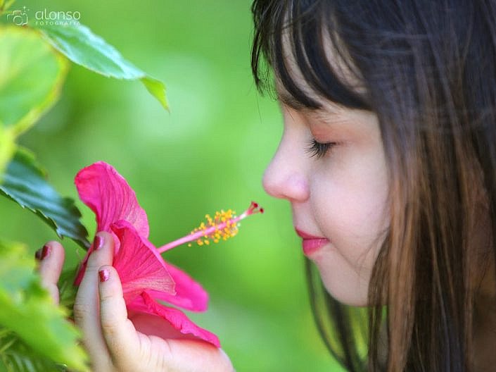 Menina com flor em ensaio externo