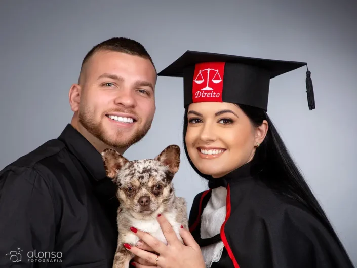 Formanda direito com noivo e cachorro