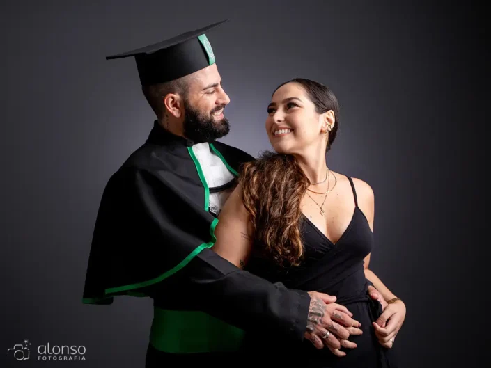 Foto de casal formatura em estúdio