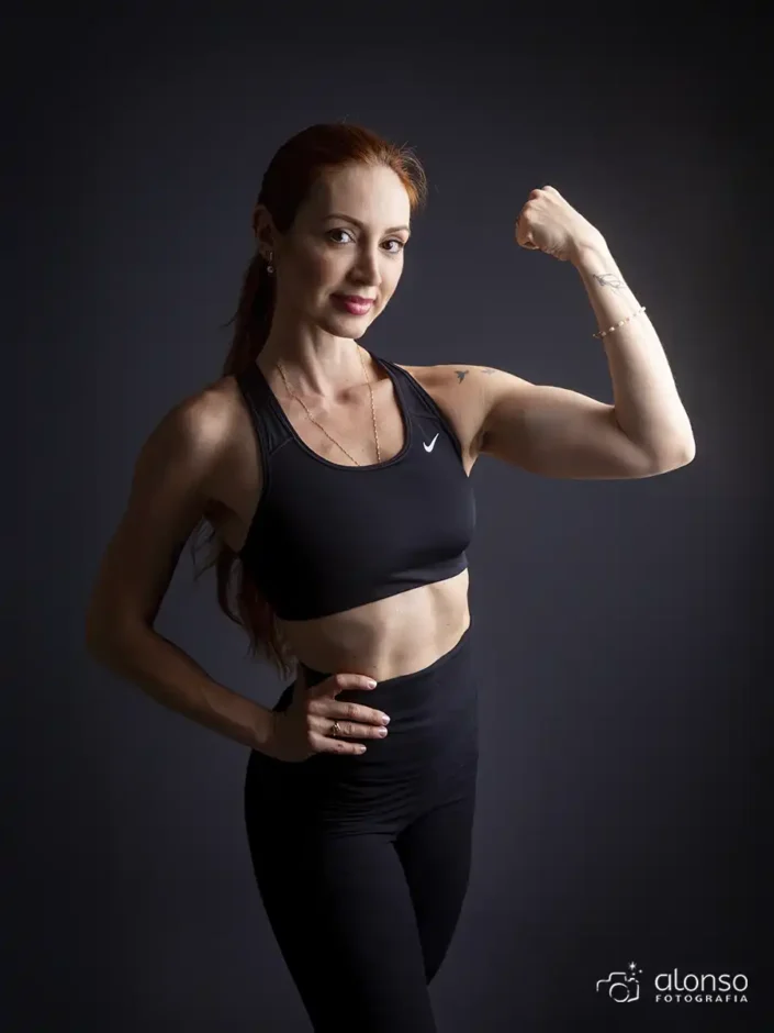 Ensaio fitness em estúdio em Florianópolis mostrando definição muscular